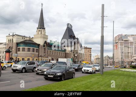 Moskau, Russland - 18. Mai: Jaroslawski-Bahnhof, wolkiger Tag. Dichter Autoverkehr. Stockfoto