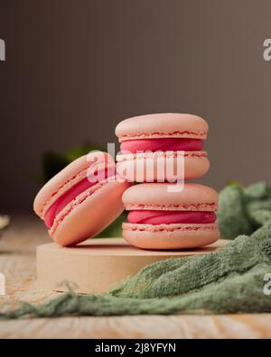 Farbenfrohe rosa Makronen auf einem grauen Tisch Stockfoto