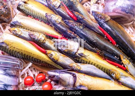 Nahaufnahme von oben auf dem Fischmarkt von geräucherter Makrele mit Gewürzen. Verschiedene geräucherten Fisch auf dem Meeresfrüchtemarkt. Stockfoto