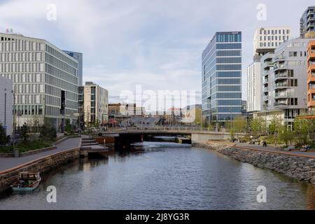 Oslo, Norwegen. 01. Mai 2022: Moderne Konstruktion, Gebäude im Zentrum von Oslo. Am Wasser Teil der Stadt. Stockfoto