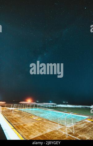 Towradgi Beach Ocean Pool in der Nacht Stockfoto