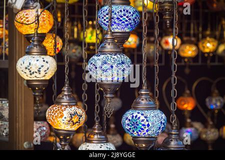 Türkische Lampen werden auf dem Weihnachtsmarkt Hyde Park Winter Wonderland in London ausgestellt Stockfoto