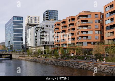 Oslo, Norwegen. 01. Mai 2022: Promenade im Stadtzentrum von Oslo, hohe moderne Gebäude. Apartments und Büro. Stockfoto