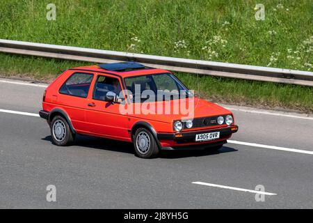 1984 80s Achtziger Jahre, ROTER VW Volkswagen Golf GTi 1800cc Benzinheck; Fahrt auf der M61 Motorway, Manchester, UK Stockfoto