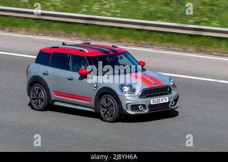 2020 rot grauer MINI C-MAN Cooper S E All4 Sport Ein 224 8,8Kwh PHEV Hybrid-Elektro-SUV auf der M61 Motorway, Manchester, Großbritannien Stockfoto