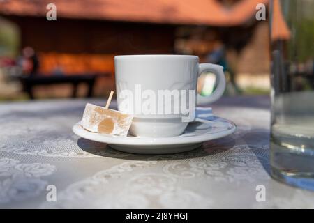 Kaffeetasse auf dem Tisch. Traditioneller türkischer Kaffee Stockfoto