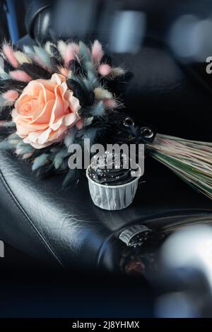 Grunge Stil Cupcakes mit schwarzen und rosa Creme vertikal Stockfoto