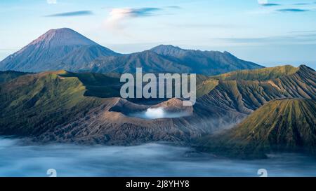 Morgenansicht des Mount Bromo, Indonesien, Hintergrundtapete Stockfoto