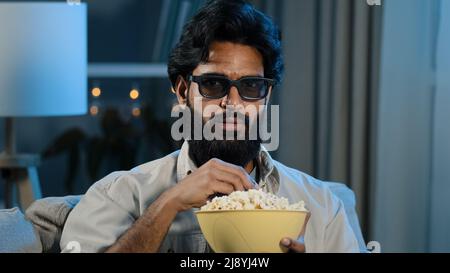 Portrait arabisch hispanic Latino indischer muslimischer bärtiger Mann in 3D Gläsern beim Fernsehen entspannter Kerl in virtuellen Brillen, der Filmprogramm online genießt Stockfoto
