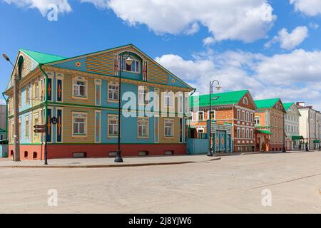 Kazan, Russland - 6. Mai 2022: Old Tatar Sloboda Street View mit bunten alten Wohnhäusern Stockfoto