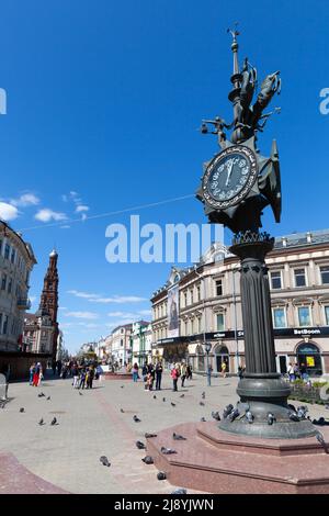 Kazan, Russland - 7. Mai 2022: Kazan Street View Uhrenturm, normale Menschen gehen die Straße. Die Bauman-Straße ist eine Fußgängerzone in Kazan, dem Kopf Stockfoto