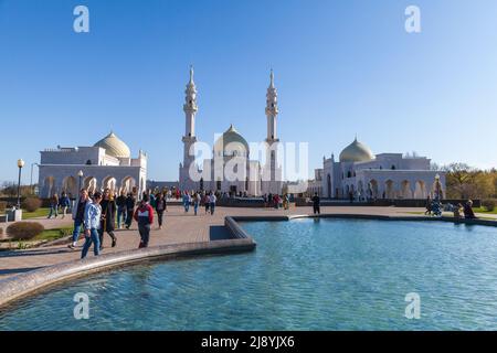 Bolgar, Russland - 8. Mai 2022: Die Menschen besuchen die Weiße Moschee des Bolgar State Historical and Architectural Museum-Reserve. Spassky District, Republik Stockfoto