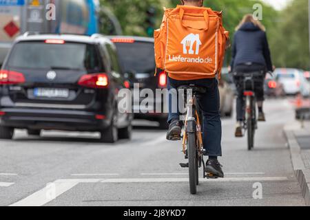 lieferando Fahrer auf Radweg Stockfoto
