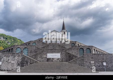 das italienische Leichenhaus bildet den Ersten Weltkrieg oberhalb von Kobari in den Julischen Alpen in Slowenien Stockfoto