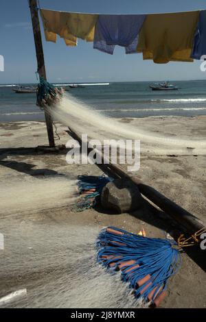 Wäscherei- und Fischernetz im Hintergrund von Fischerbooten und Indischem Ozean, fotografiert am Malabero (Malabro) Strand in Bengkulu, Indonesien. Stockfoto