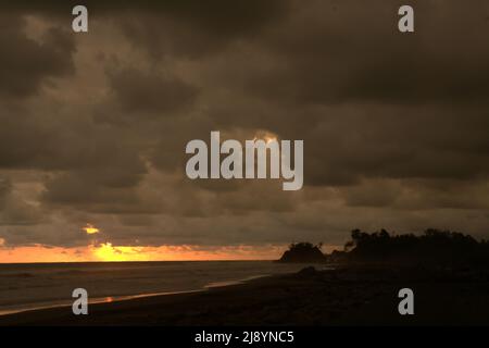 Regenwolken über dem Indischen Ozean sind von einem Strand in Bengkulu, Indonesien, zu sehen. Stockfoto