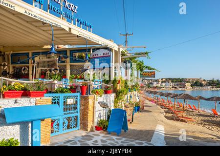 Malerische Promenade und Sandstrand in Agia Pelagia. Kreta, Griechenland Stockfoto