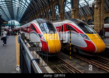 Kings Cross Station LNER Azuma Züge am Londoner Bahnhof Kings Cross - die Hitachi Azuma Züge wurden 2019 auf der East Coast Main Line in Dienst gestellt. Stockfoto