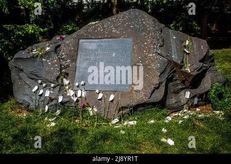 Kriegsdienstverweigerung Gedenkstein in Tavistock Square, Bloomsbury, London 1994 von Sir Michael Tippett & Peace Pledge Union vorgestellt. Stockfoto