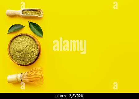 Grünes Matcha-Pulver in einer Schüssel mit Bambusbesen Stockfoto