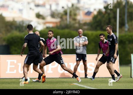 2022-05-19 12:20:23 LAGOS - (lr) Marcos Senesi, Cyriel Dessers, Feyenoord Assistant Trainer John de Wolf, Alireza Jahanbakhsh, Fredrik Aursnes in Aktion während eines Feyenoord Trainingslagers in Lagos. Das Team aus Rotterdam bereitet sich in Portugal auf das Finale der UEFA Conference League gegen AS Roma in Tirana vor. KOEN VAN WEEL niederlande Out - belgien Out Stockfoto