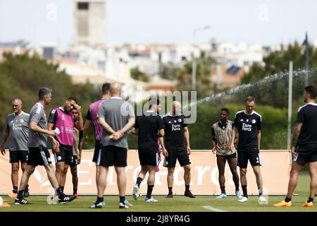 LAGOS - (lr) Feyenoord Assistant Trainer John de Wolf, Feyenoord Assistant Trainer Marino Pusic, Cyriel Dessers, Feyenoord Trainer Arne Slot, Alireza Jahanbakhsh, Gernot Trauner, Tyrell Malacia, Gernot Trauner in Aktion während eines Feyenoord Trainingslagers in Lagos. Das Team aus Rotterdam bereitet sich in Portugal auf das Finale der UEFA Conference League gegen AS Roma in Tirana vor. KOEN VAN WEEL Stockfoto