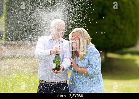 Joe Thwaite, 49, und Jess Thwaite, 46, aus Gloucestershire feiern, nachdem sie am Dienstag, 10. Mai 2022, im Ellenborough Park Hotel in Cheltenham, Gloucestershire, den rekordverdächtigen EuroMillions-Jackpot von £184M gewonnen haben. Bilddatum: Donnerstag, 19. Mai 2022. Stockfoto