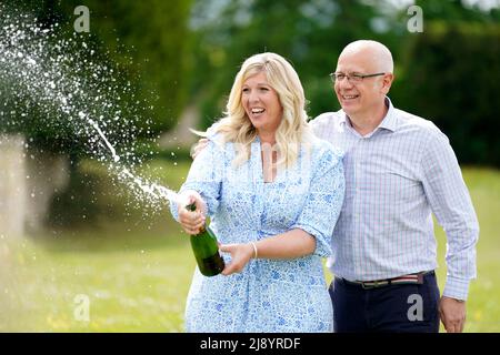 Joe Thwaite, 49, und Jess Thwaite, 46, aus Gloucestershire feiern, nachdem sie am Dienstag, 10. Mai 2022, im Ellenborough Park Hotel in Cheltenham, Gloucestershire, den rekordverdächtigen EuroMillions-Jackpot von Â£184M gewonnen haben. Bilddatum: Donnerstag, 19. Mai 2022. Stockfoto