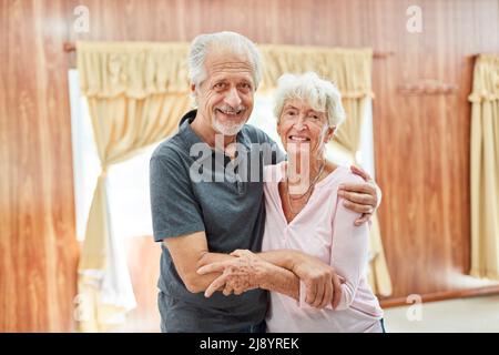 Rentnerehepaar umarmt sich liebevoll als Konzept von Glück und Liebe im Alter Stockfoto