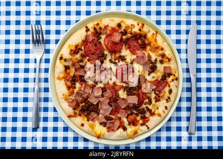 Fleischladen brachte Pizza Stockfoto