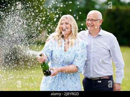 Joe Thwaite, 49, und Jess Thwaite, 46, aus Gloucestershire feiern, nachdem sie am Dienstag, 10. Mai 2022, im Ellenborough Park Hotel in Cheltenham, Gloucestershire, den rekordverdächtigen EuroMillions-Jackpot von £184M gewonnen haben. Bilddatum: Donnerstag, 19. Mai 2022. Stockfoto