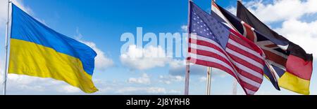 Flaggen der Welt auf Wolkenhintergrund mit Platz für Ihren Text. Stockfoto