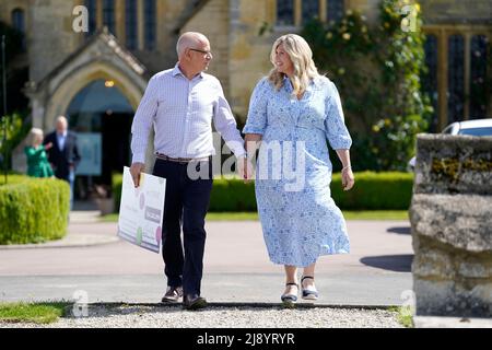 Joe Thwaite, 49, und Jess Thwaite, 46, aus Gloucestershire feiern, nachdem sie am Dienstag, 10. Mai 2022, im Ellenborough Park Hotel in Cheltenham, Gloucestershire, den rekordverdächtigen EuroMillions-Jackpot von £184M gewonnen haben. Bilddatum: Donnerstag, 19. Mai 2022. Stockfoto