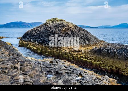 Blick auf die vulkanische Gesteinsformation auf der kleinen Insel am Buachaille neben der Landestelle auf der Isle of Staffa, Inner Hebrides, Schottland, Großbritannien Stockfoto