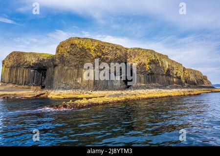 Abfahrt von Staffa, Blick auf dramatische Klippen mit Fingal's Cave auf der rechten Seite, Isle of Staffa, Inner Hebrides, Schottland, Großbritannien Stockfoto