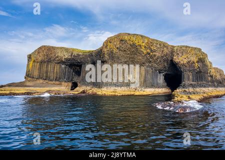 Abfahrt von Staffa, Blick auf dramatische Klippen mit Fingal's Cave auf der rechten Seite, Isle of Staffa, Inner Hebrides, Schottland, Großbritannien Stockfoto