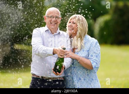 Joe Thwaite, 49, und Jess Thwaite, 46, aus Gloucestershire feiern, nachdem sie am Dienstag, 10. Mai 2022, im Ellenborough Park Hotel in Cheltenham, Gloucestershire, den rekordverdächtigen EuroMillions-Jackpot von £184M gewonnen haben. Bilddatum: Donnerstag, 19. Mai 2022. Stockfoto