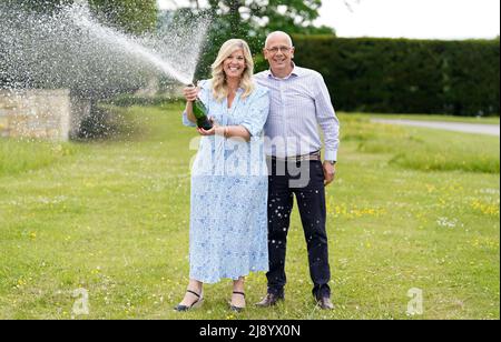 Joe Thwaite, 49, und Jess Thwaite, 46, aus Gloucestershire feiern, nachdem sie am Dienstag, 10. Mai 2022, im Ellenborough Park Hotel in Cheltenham, Gloucestershire, den rekordverdächtigen EuroMillions-Jackpot von £184M gewonnen haben. Bilddatum: Donnerstag, 19. Mai 2022. Stockfoto