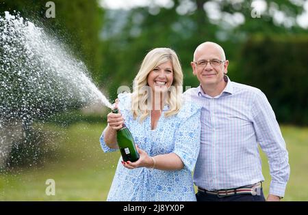 Joe Thwaite, 49, und Jess Thwaite, 46, aus Gloucestershire feiern, nachdem sie am Dienstag, 10. Mai 2022, im Ellenborough Park Hotel in Cheltenham, Gloucestershire, den rekordverdächtigen EuroMillions-Jackpot von £184M gewonnen haben. Bilddatum: Donnerstag, 19. Mai 2022. Stockfoto