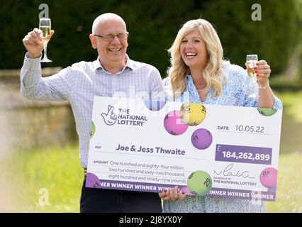 Joe Thwaite, 49, und Jess Thwaite, 46, aus Gloucestershire feiern, nachdem sie am Dienstag, 10. Mai 2022, im Ellenborough Park Hotel in Cheltenham, Gloucestershire, den rekordverdächtigen EuroMillions-Jackpot von £184M gewonnen haben. Bilddatum: Donnerstag, 19. Mai 2022. Stockfoto