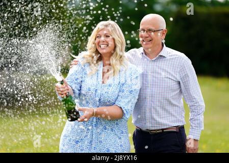 Joe Thwaite, 49, und Jess Thwaite, 46, aus Gloucestershire feiern, nachdem sie am Dienstag, 10. Mai 2022, im Ellenborough Park Hotel in Cheltenham, Gloucestershire, den rekordverdächtigen EuroMillions-Jackpot von £184M gewonnen haben. Bilddatum: Donnerstag, 19. Mai 2022. Stockfoto