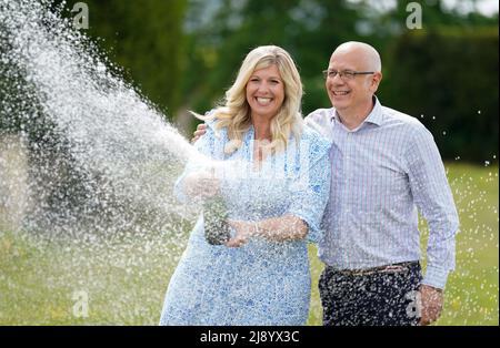 Joe Thwaite, 49, und Jess Thwaite, 46, aus Gloucestershire feiern, nachdem sie am Dienstag, 10. Mai 2022, im Ellenborough Park Hotel in Cheltenham, Gloucestershire, den rekordverdächtigen EuroMillions-Jackpot von £184M gewonnen haben. Bilddatum: Donnerstag, 19. Mai 2022. Stockfoto