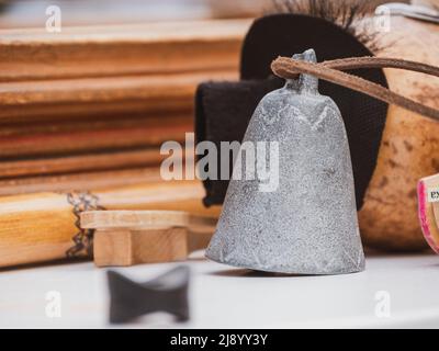 Bell Idiophon Percussion Instrument. Verschiedene ukrainische traditionelle ethnische Musikinstrumente. Tsymbaly, rebro, kobza, torban, sopilka, surma. Natio Stockfoto