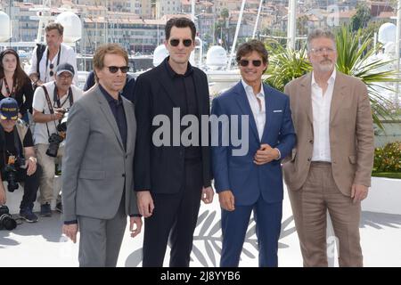 18. Mai 2022, CANNES, Frankreich: CANNES, FRANKREICH - 18. MAI: (L-R) Jerry Bruckheimer, Joseph Kosinski, Tom Cruise und Christopher McQuarrie besuchen die Fotozelle von ''Top Gun: Maverick'' während des jährlichen Filmfestivals in Cannes 75. im Palais des Festivals am 18. Mai 2022 in Cannes, Frankreich. (Bild: © Frederick Injimbert/ZUMA Press Wire) Stockfoto