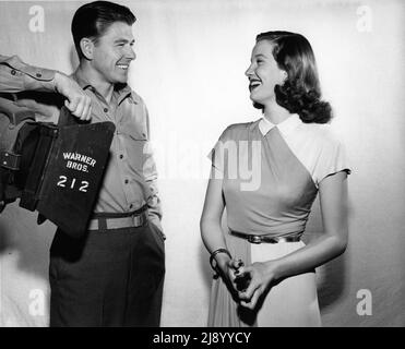 Schauspieler und Präsident der Filmschauspielergilde RONALD REAGAN am Set offen im Warner Bros. Burbank Studio mit dem Set-Besucher der neue kanadische Kontraktspieler LOIS MAXWELL während der Dreharbeiten ZUR STIMME DER SCHILDKRÖTE 1947 Regie IRVING RAPPER spielen / Drehbuch John Van Druten Warner Bros Stockfoto