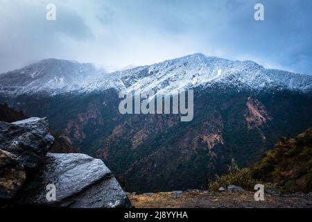 Eine wunderschöne Aufnahme von schneebedeckten Bergen im Okhimath-Viertel von Chamoli garhwal, Uttrakhand. Indien. Stockfoto