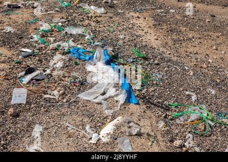 Plastikmüll und Mischfischerei am Strand von Baía da Parda, der Insel Sal, den Kapverden, den Kapverdischen Inseln, Afrika Stockfoto