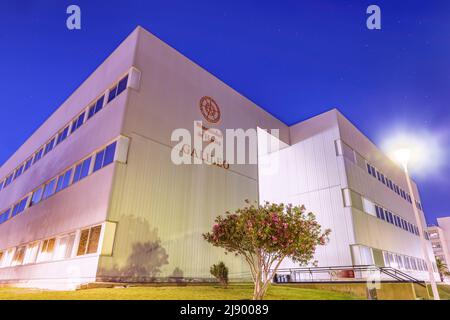 Huelva, Spanien - 16. Mai 2022: Haupteingang des Galileo-Gebäudes des Campus der Universität Carmen an der Universität Huelva Stockfoto