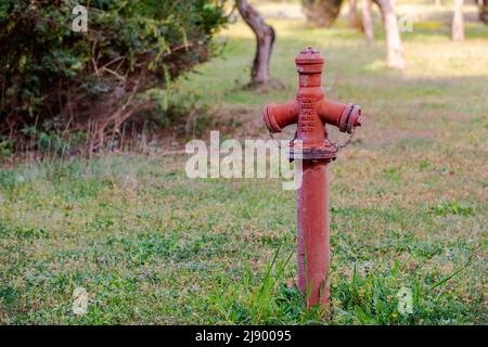 Die oberirdischen Hydranten sind so ausgelegt, dass sie den Wasserbedarf der Behörden im Brandfall in risikoreichen Bereichen decken und schnell auf den Brand reagieren. Stockfoto