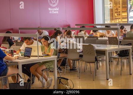 Huelva, Spanien - 16. Mai 2022: Studenten, die die Prüfungen in der Buchhandlung der Universität von Huelva vorbereiten Stockfoto